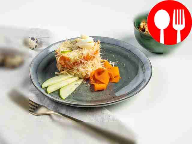 Салат «Нежность» с сыром, яблоком и яйцом