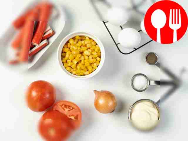 Сварите яйца вкрутую, охладите их в холодной...