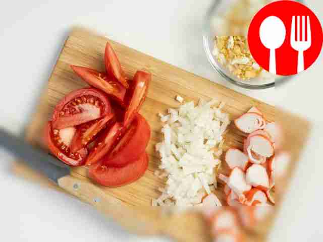 Начните нарезку. Крабовые палочки нарежьте...