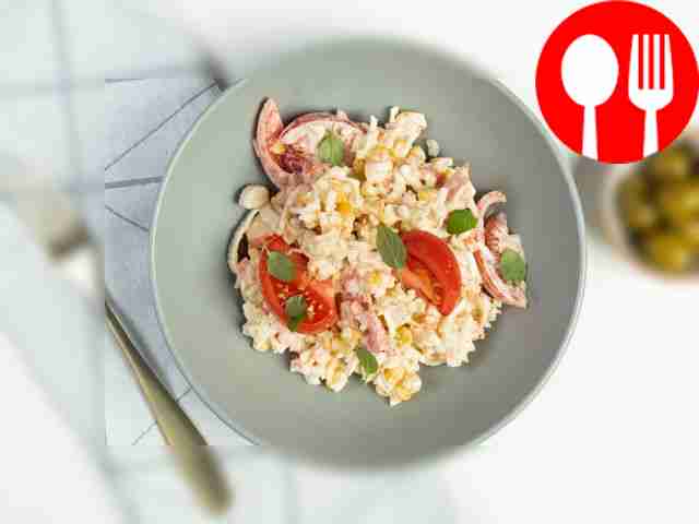 Салат «Нежность» с кукурузой и крабовыми...