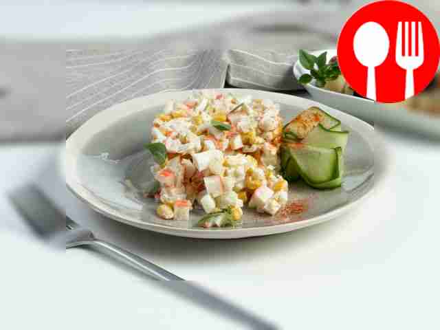 Салат «Нежность» с крабовыми палочками и кукурузой