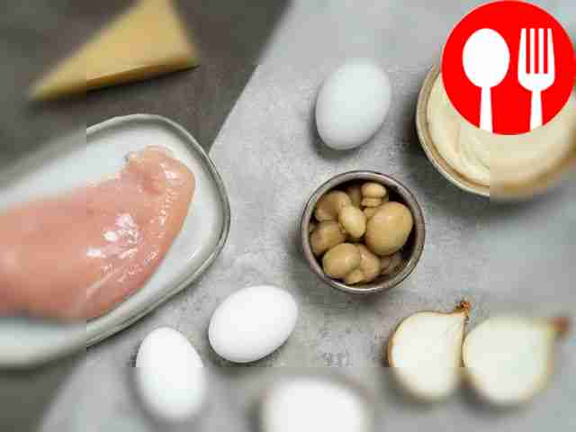 Куриное филе тщательно промойте, опустите в...