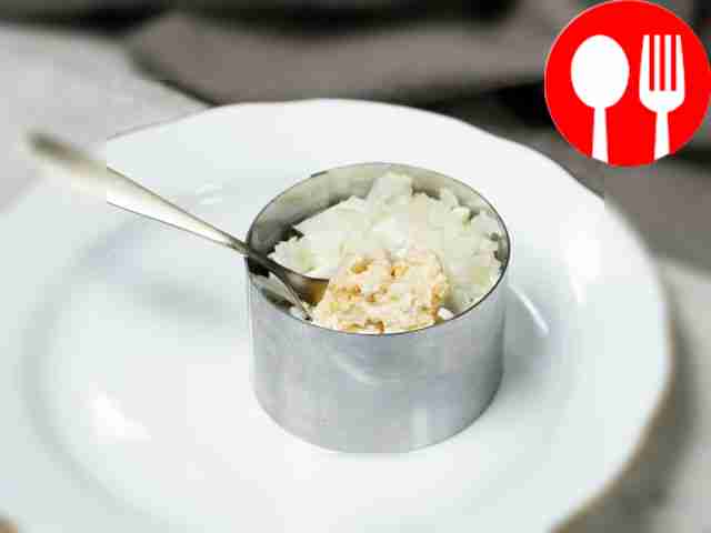 Сформируйте салат. На плоскую тарелку...