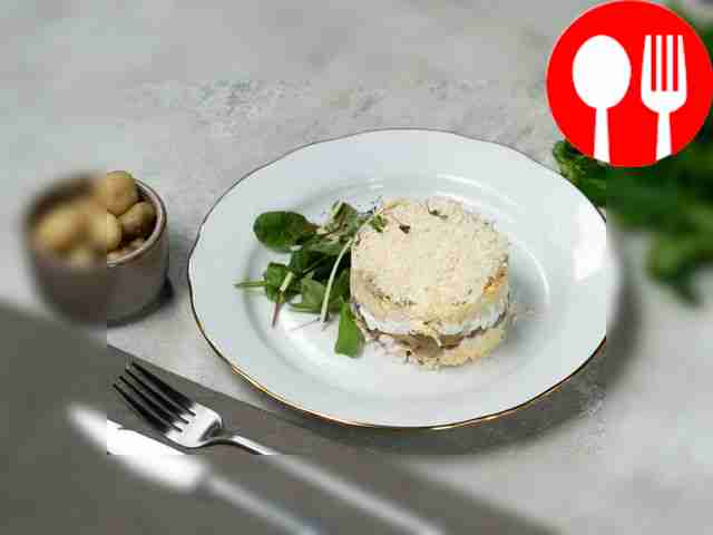 Готовый салат украсьте зеленью для аромата и...