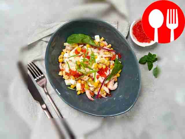 Подавайте салат «Царский» с креветками...