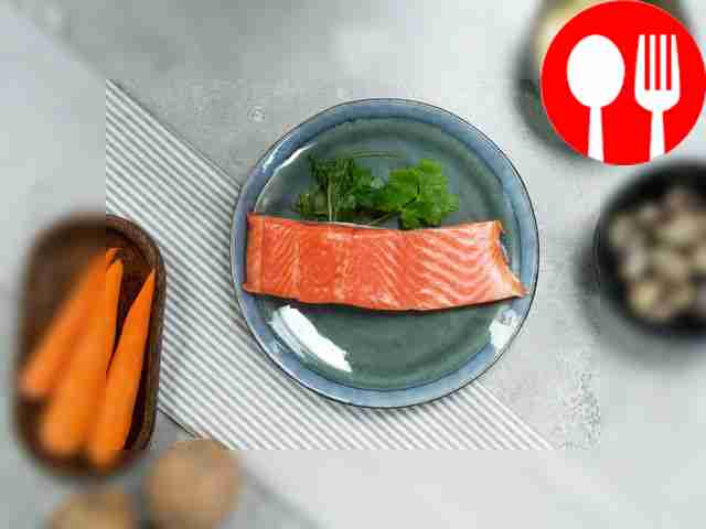 Хорошенько промойте морковь и картофель,...