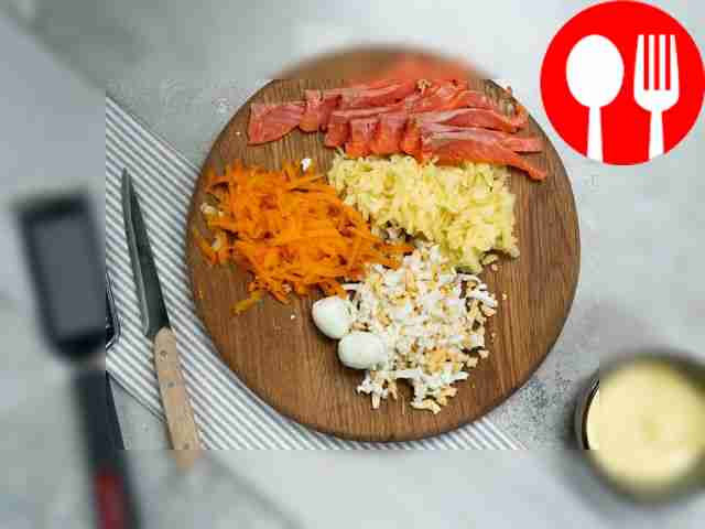 Подготовьте продукты. Натрите морковь,...