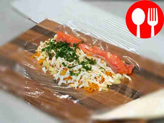 Приготовьте блюдо: выложите лист фольги на...