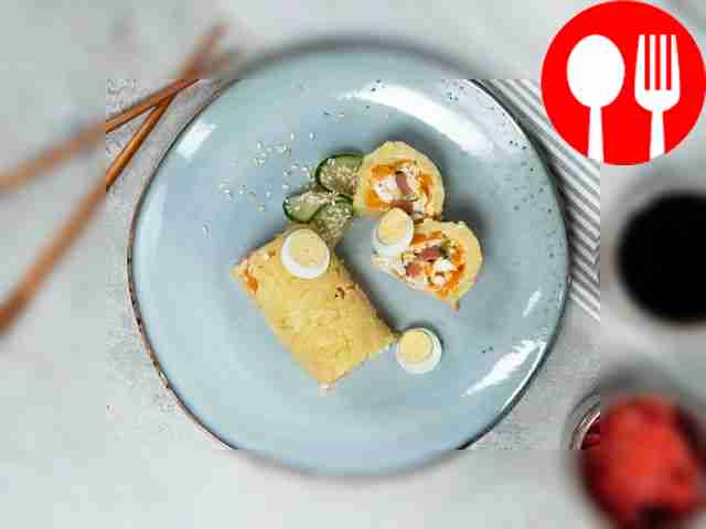 Разместите на тарелке листья салата как...