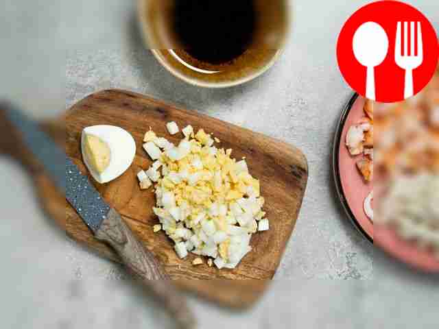 Сварите яйца: в кастрюлю налейте холодную...