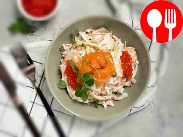 Разложите салат «Царский» с красной рыбой по...