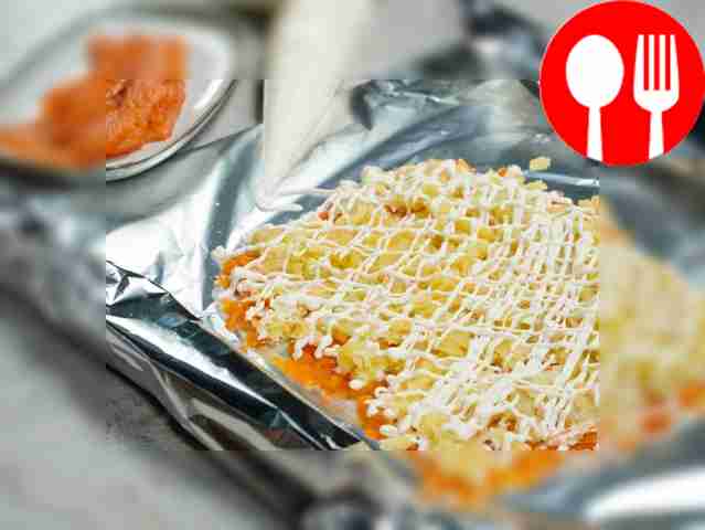 Приготовьте салат-рулет. На листе пергамента...