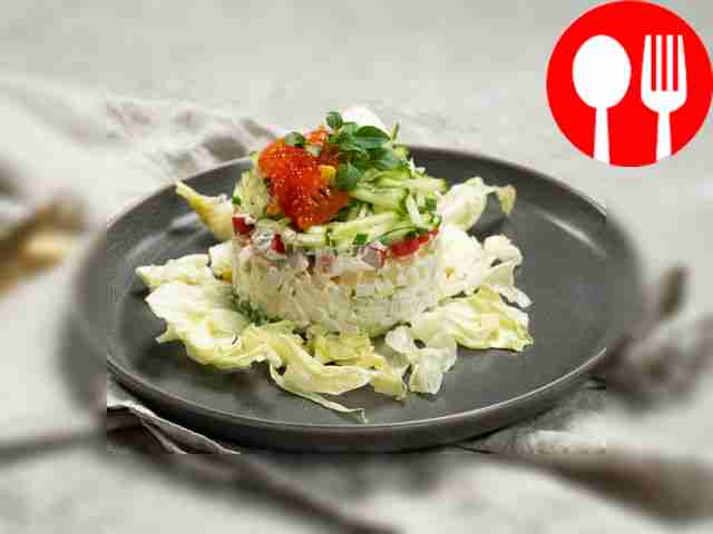 Салат «Царский» с кальмарами, крабовыми палочками и икрой