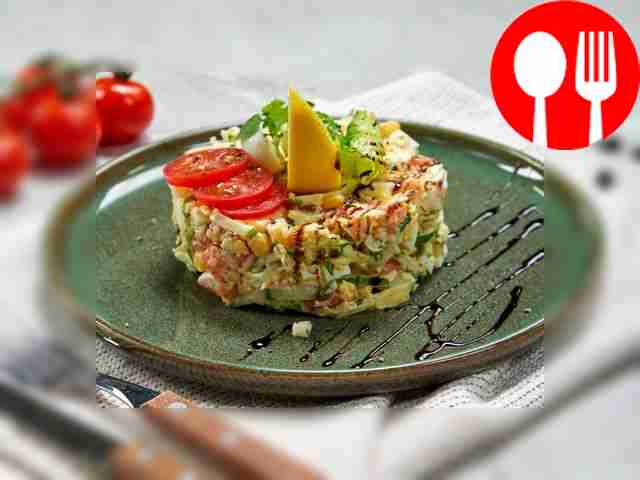 Рыбный салат с кукурузой и огурцом