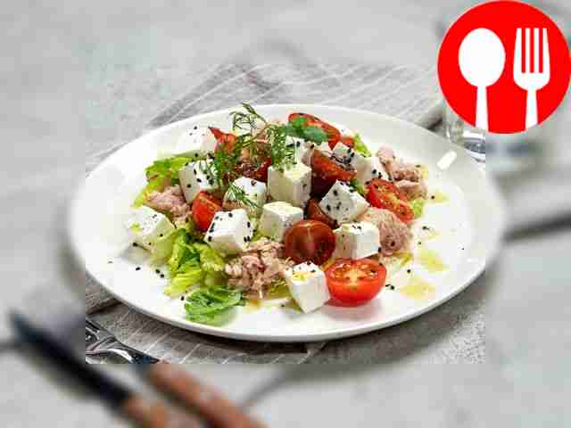 Рыбный салат с тунцом, фетой и помидорами черри