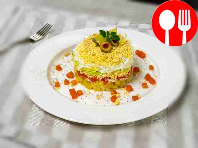 Салат-торт с капустой и овощами слоями