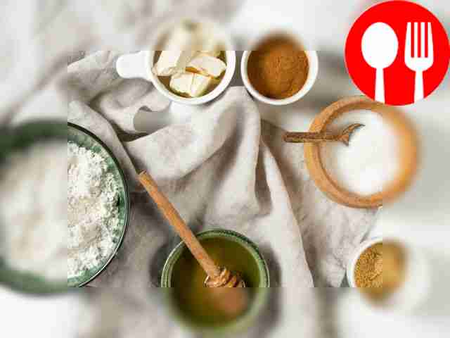 Просейте муку через сито. Вымойте куриное...