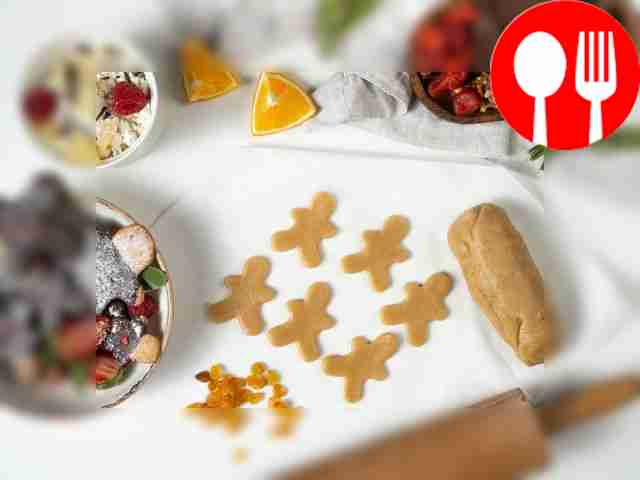 Имбирное тесто, плотно обернутое пленкой,...