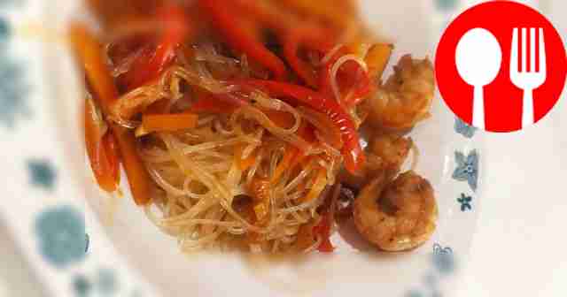 Фунчоза с креветками и овощами на ужин