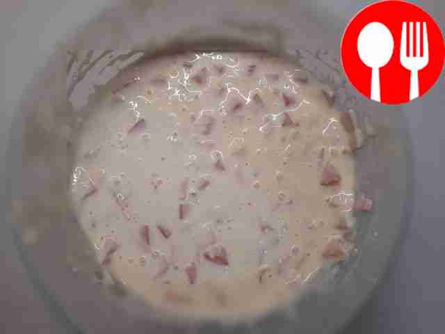 Grease a frying pan with oil and heat it.