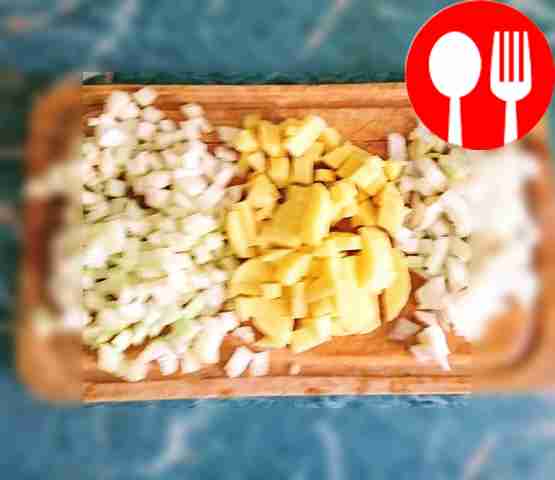 Нарежьте овощи мелкими кубиками.