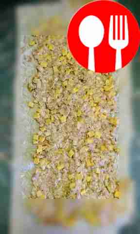 Распределить начинку по листу лаваша, оставить...