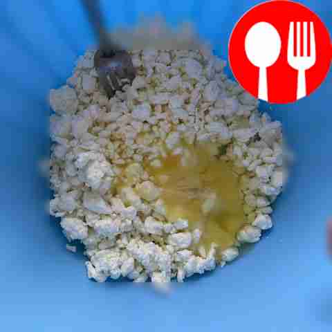 В миску с творогом разбейте одно яйцо и...