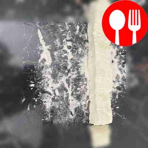 Из теста сформируйте колбаску и разрежьте её...