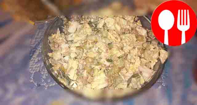 Салат с пекинской капустой, зеленым горошком и тунцом в соусе тартар