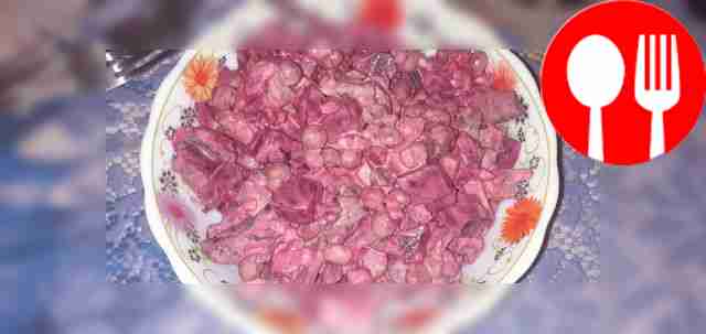 Свекольный салат с зеленым горошком, яйцом и маринованными огурцами