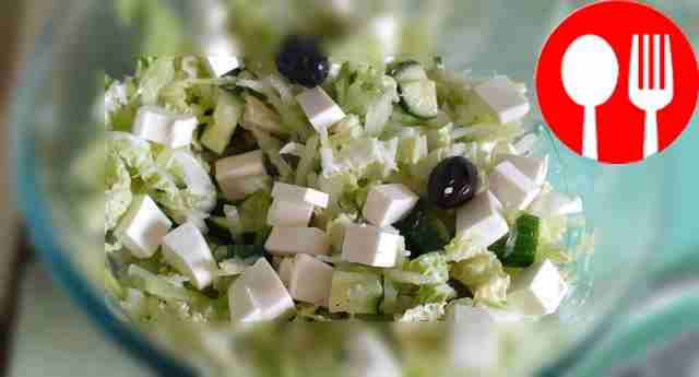 Зеленый салат с редькой, сыром фета и маслинами.