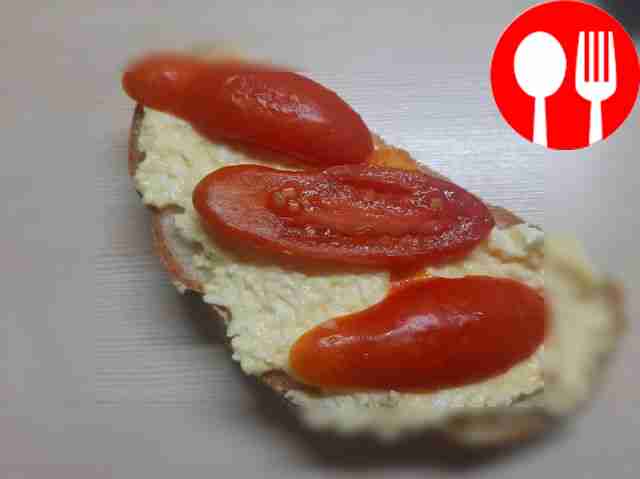 Бутерброд с яйцами и томатами Sandwich with eggs and tomatoes