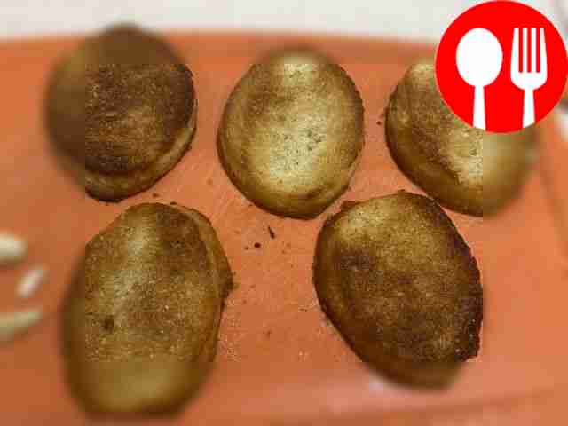 Rub the slices on 1 side with a clove of garlic.