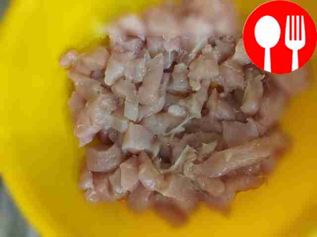 Cut the chicken breast into small pieces.