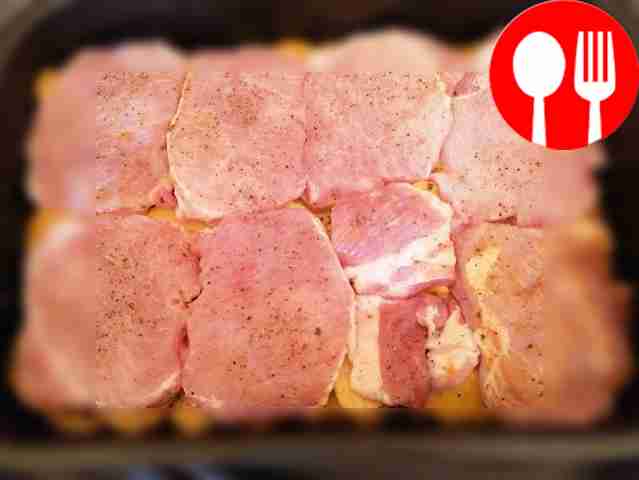 Свинину нарежьте ломтиками толщиной 1–1,5 см....