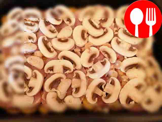 Затем выложите ломтиками нарезанные грибы и помидоры.