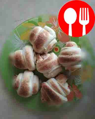 Puff pastries with sausage and cheese