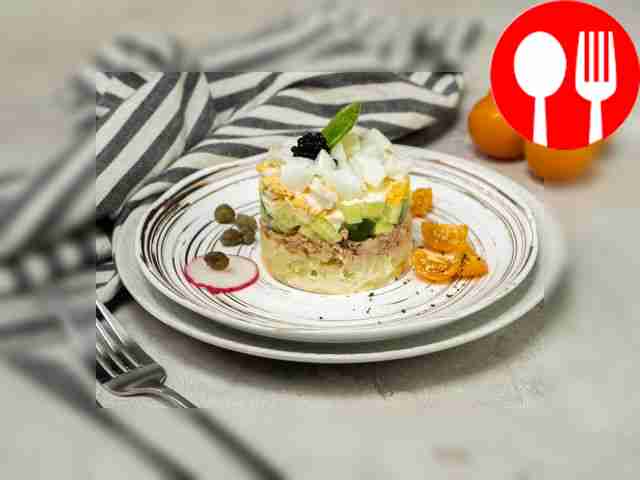 Салат из рыбных консервов с яйцом и картофелем