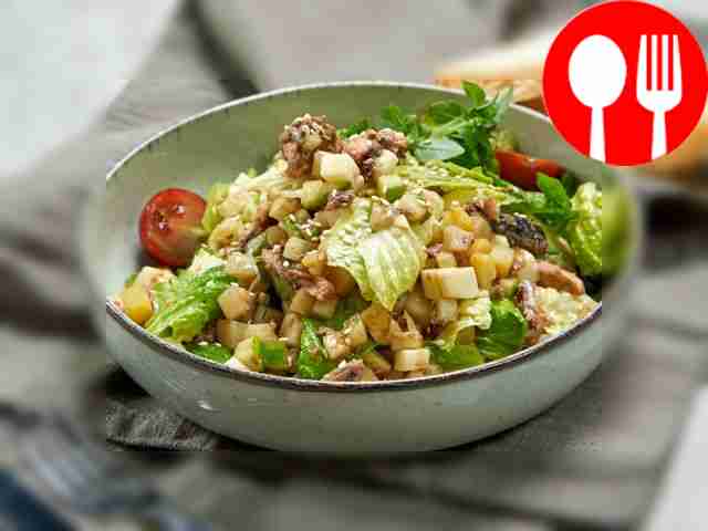 Рыбный салат из консервов с картошкой и сулугуни