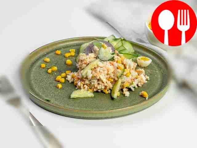 Рыбный салат с рисом, кукурузой и плавленым сыром