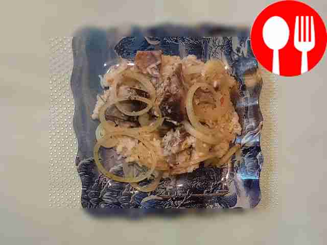 Baked mackerel with rice and onions