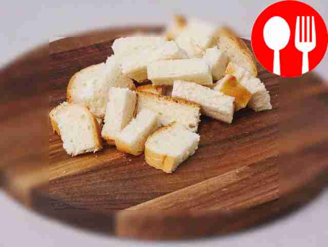 Cut the loaf slices into small 3-centimeter squares.