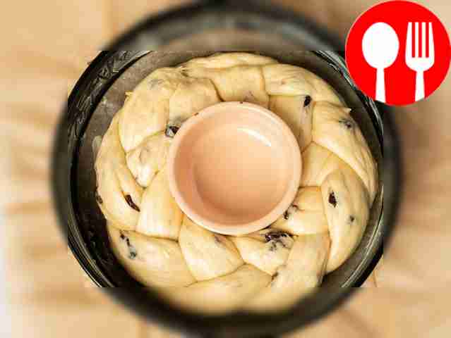 Take a baking dish and grease it with oil....