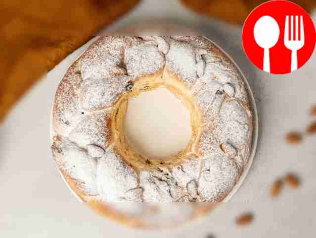 Sprinkle the braided roll with powdered sugar...