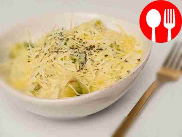 Брюссельская капуста с белым соусом с сыром