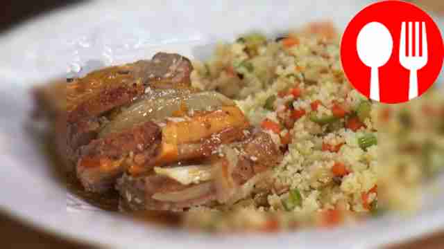 Свиная вырезка с яблоками и хурмой