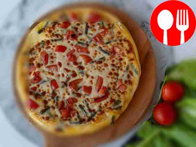 Легкий омлет со спаржевой фасолью и помидором