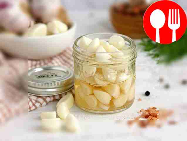 Ароматный чеснок, маринованный в уксусе и пряных специях