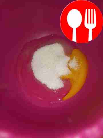 Смешайте вместе все ингредиенты: кефир, муку,...