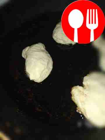 Разогрейте сковороду с маслом и поджарьте оладьи.